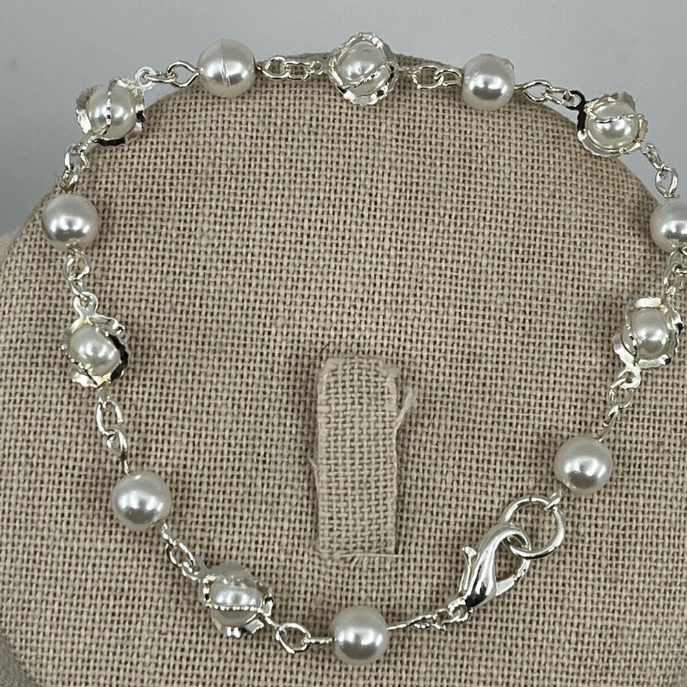 Vintage Silver Tone Pearl Bead Bracelet – 8" Length, Elegant Shine - Picture 4 of 13